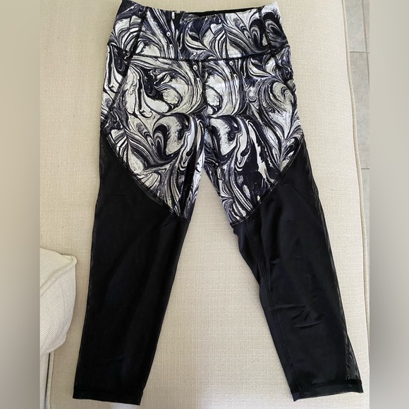 Victoria secret sport. 3/4 leggings. Small sz. Great condition. Mesh bottom. - Picture 3 of 6